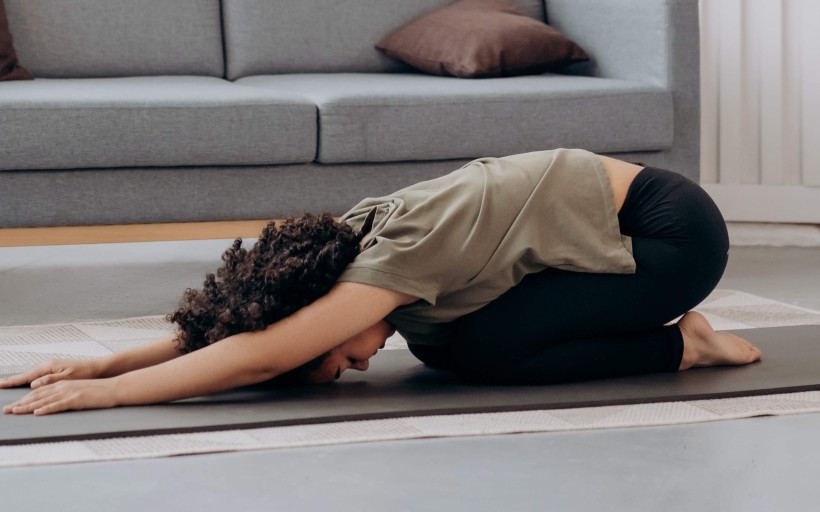 vrouw doet yoga voor beginners